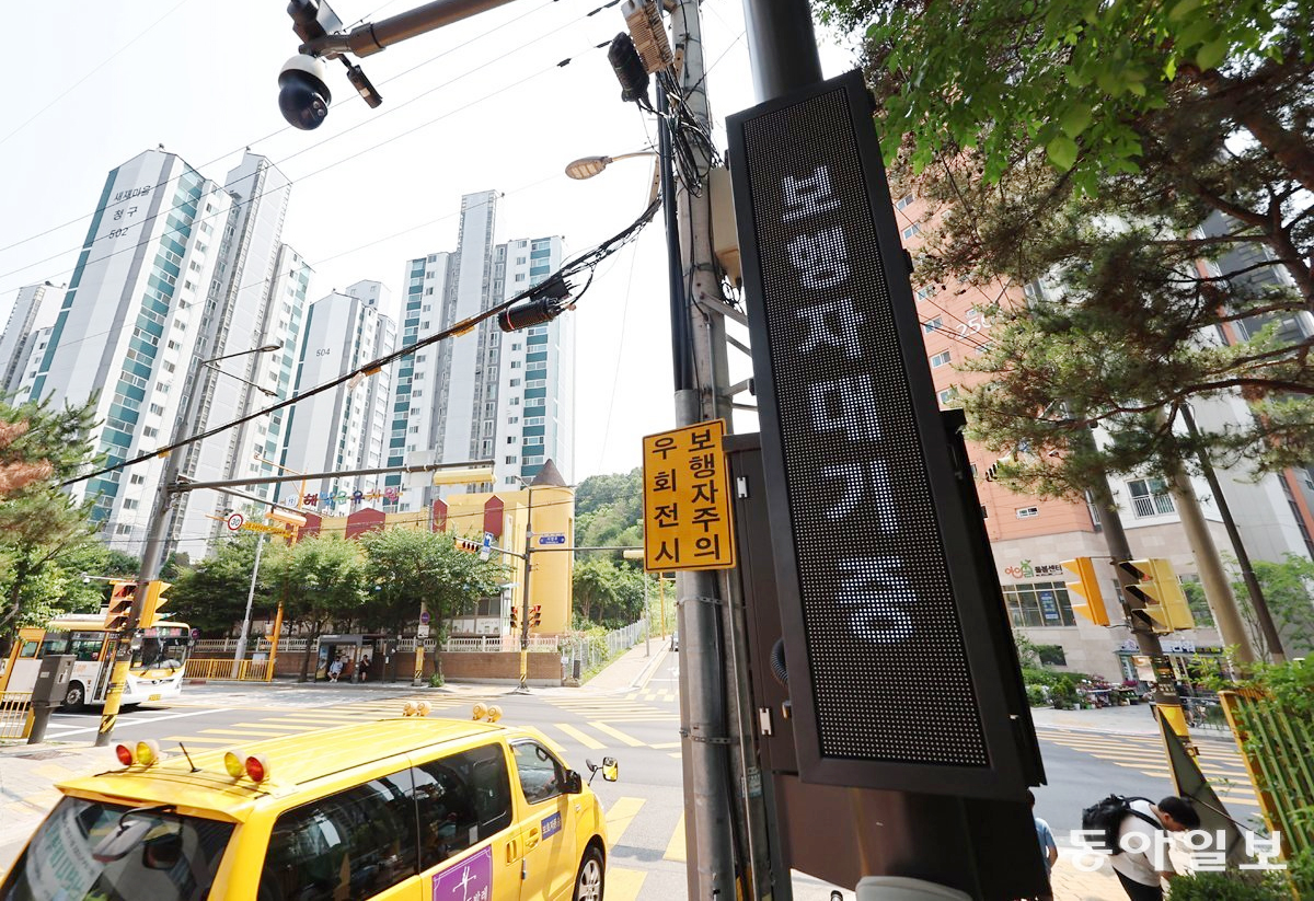 AI alert to prevent right turn accidents... “Vehicle incoming” voice warning to pedestrians 썸네일